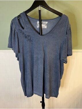 NWOT- Cupio Blue Cutout Shoulder Tee with Floral Stitching. Size 1X